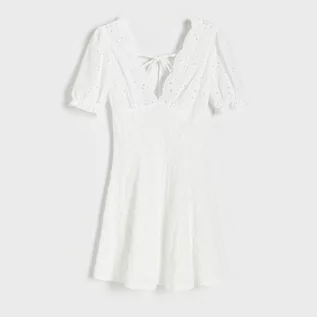 Sukienki - Reserved - Ażurowa sukienka mini - Biały - grafika 1
