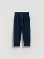 Spodnie i spodenki dla chłopców - Reserved - Jeansy Carrot - granatowy - miniaturka - grafika 1