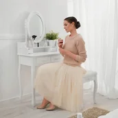 Toaletki - ROMANTYCZNA TOALETKA BIAŁA Z LUSTREM + dekoracyjne różyczki + taboret - miniaturka - grafika 1