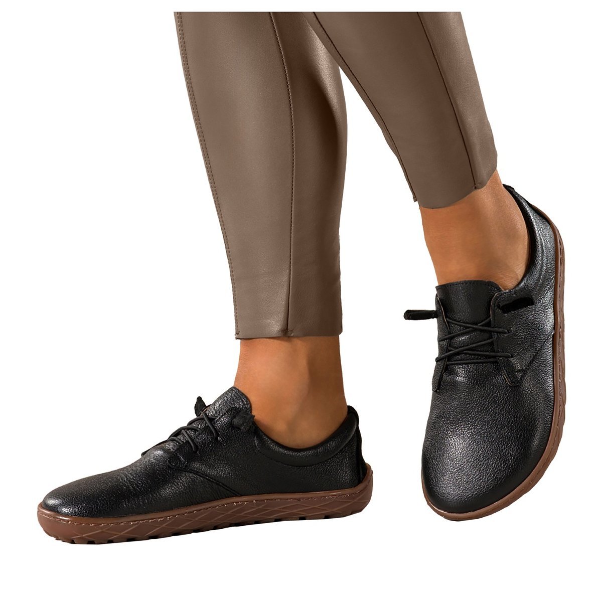 Czarne buty barefoot skórzane damskie szerokie na elastycznej płaskiej podeszwie elastyczne czarne sznurówki PRODUKT POLSKI Casu 89810-38