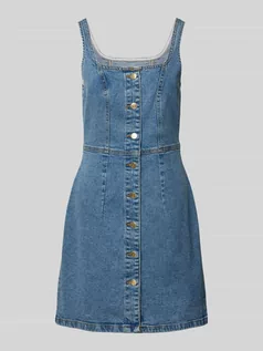 Sukienki - Sukienka jeansowa o kroju slim fit z listwą guzikową model ‘FENJA’ - grafika 1