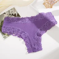 Majtki damskie - Figi z prążkowanego materiału z koronką - Fioletowy L - miniaturka - grafika 1