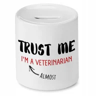 Skarbonki - SKARBONKA DLA WETERYNARZA TRUST ME IM A VETERIN z Nadrukiem ze Zdjęciem - miniaturka - grafika 1