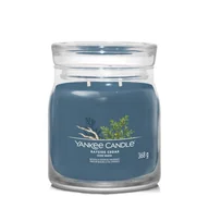 Świece - Yankee Candle Świeca zapachowa Bayside Cedar średnia - miniaturka - grafika 1