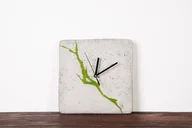 Zegary - Kwadratowy betonowy zegar ścienny z chrobotkiem reniferowym - jasny - miniaturka - grafika 1