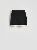 Spódnice - Reserved - Spódnica mini z dekoracyjnym wykończeniem - czarny - miniaturka - grafika 1