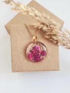 Wisiorki - Wisiorek z żywicy z suszonymi kwiatami złoty - miniaturka - grafika 1