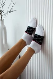 Skarpetki damskie - Stopki damskie bawełniane z modnym wzorem CC i szerokim paskiem Milena - grafika 1