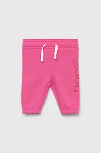Spodnie i spodenki dla dziewczynek - GAP spodnie dresowe dziecięce kolor różowy z nadrukiem - Gap - grafika 1