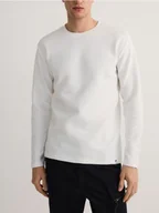 Koszulki męskie - Reserved - Longsleeve regular z dzianiny w prążek - złamana biel - miniaturka - grafika 1