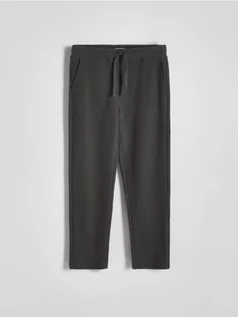 Spodnie męskie - Reserved - Spodnie ze strukturalnej dzianiny - ciemnoszary - grafika 1