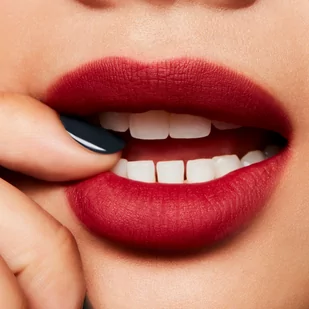 MAC Powder Kiss Liquid Lipcolour Make Love To The Camera 5.0 ml - Szminki - miniaturka - grafika 3