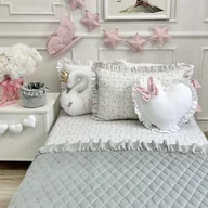 Koce i narzuty dla dzieci - AKSAMITNA PIKOWANA NARZUTA Z FALBANKĄ 130x220cm VELVET SZARA - miniaturka - grafika 1