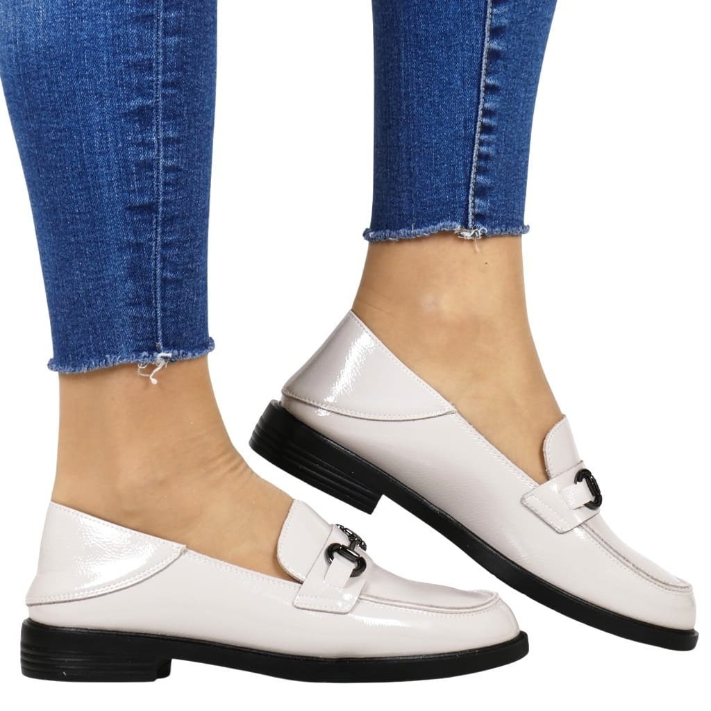 DAMSKIE SKÓRZANE MOKASYNY ZE SPRZĄCZKĄ PÓŁBUTY WSUWANE NA PŁASKIEJ PODESZWIE 18107 BEŻOWE LAKIEROWANE