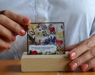 Dekoracje domu - Dekor Dedykacja z drewnianą podstawką - miniaturka - grafika 1