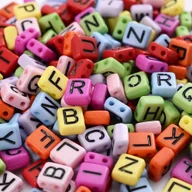 Dekoratorstwo - Koraliki kolorowe kwadraty akrylowe litery 100szt - miniaturka - grafika 1