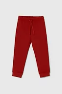 Spodnie i spodenki dla chłopców - United Colors of Benetton spodnie dresowe bawełniane dziecięce kolor czerwony gładkie - miniaturka - grafika 1