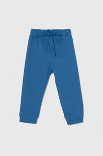 Spodnie i spodenki dla chłopców - United Colors of Benetton spodnie dresowe bawełniane dziecięce kolor niebieski z nadrukiem - grafika 1