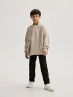 Spodnie i spodenki dla chłopców - Reserved - Elastyczne spodnie regular - czarny - miniaturka - grafika 1