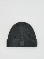 Czapki męskie - Reserved - Czapka beanie z naszywką - ciemnoszary - miniaturka - grafika 1