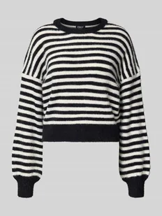 Sweter z dzianiny o kroju relaxed fit ze wzorem na całej powierzchni model ‘PIUMO’ - Swetry damskie - miniaturka - grafika 1