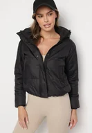 Kurtki damskie - Czarna Pikowana Kurtka z Kapturem i Lekkim Ociepleniem Ninirila - miniaturka - grafika 1