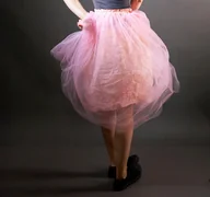 Spódnice - Spódnica tiulowa różowa na podszewce plisowanej-gniecionej - miniaturka - grafika 1