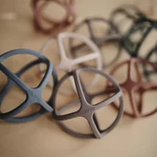 Gryzaki dla dzieci - Mushie  gryzak sensoryczny 3D silikonowy ball dried thyme - miniaturka - grafika 1