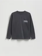 Bluzki dla chłopców - Reserved - Bawełniany longsleeve z nadrukiem - ciemnoszary - miniaturka - grafika 1