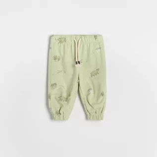 Spodnie i spodenki dla chłopców - Reserved - Bawełniane spodnie z nadrukiem - Zielony - grafika 1