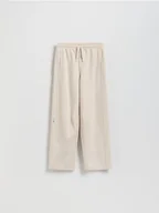 Spodnie i spodenki dla chłopców - Reserved - Bawełniane spodnie - beżowy - miniaturka - grafika 1