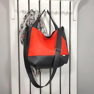 Czerwona torba damska, czerwona listonoszka, sportowa torebka na ramię - Torebki damskie - miniaturka - grafika 1