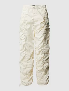 Spodnie męskie - Spodnie o kroju baggy fit z marszczeniami - grafika 1