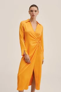 Sukienki - Mango sukienka Lake kolor pomarańczowy midi prosta - grafika 1