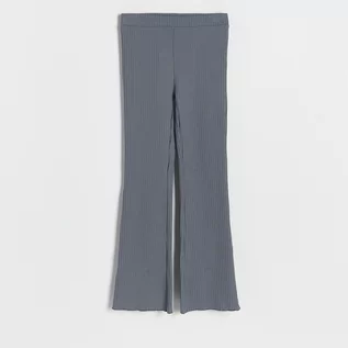 Spodnie i spodenki dla dziewczynek - Reserved - Prążkowane spodnie flare - Szary - grafika 1