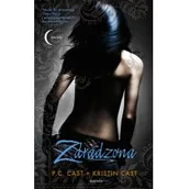 Książki edukacyjne - P.C. CAST Zdradzona (Dom Nocy 2) Miękka - miniaturka - grafika 1