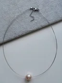 Naszyjniki - Naszyjnik choker jasna cielista perła 15mm struna - miniaturka - grafika 1