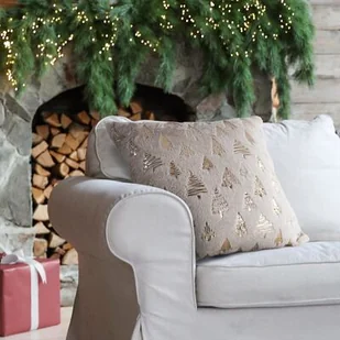 Poszewka dekoracyjna futerkowa świąteczne choinki 45 x 45 cm beżowo - złota - Pozostałe akcesoria świąteczne - miniaturka - grafika 1