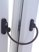 Zabezpieczenia dla dzieci - Blokada okna brązowa, na przycisk – zabezpieczenie dzieci, antywłamaniowa, bezkluczowa, do okien PCV i drewnianych - miniaturka - grafika 1