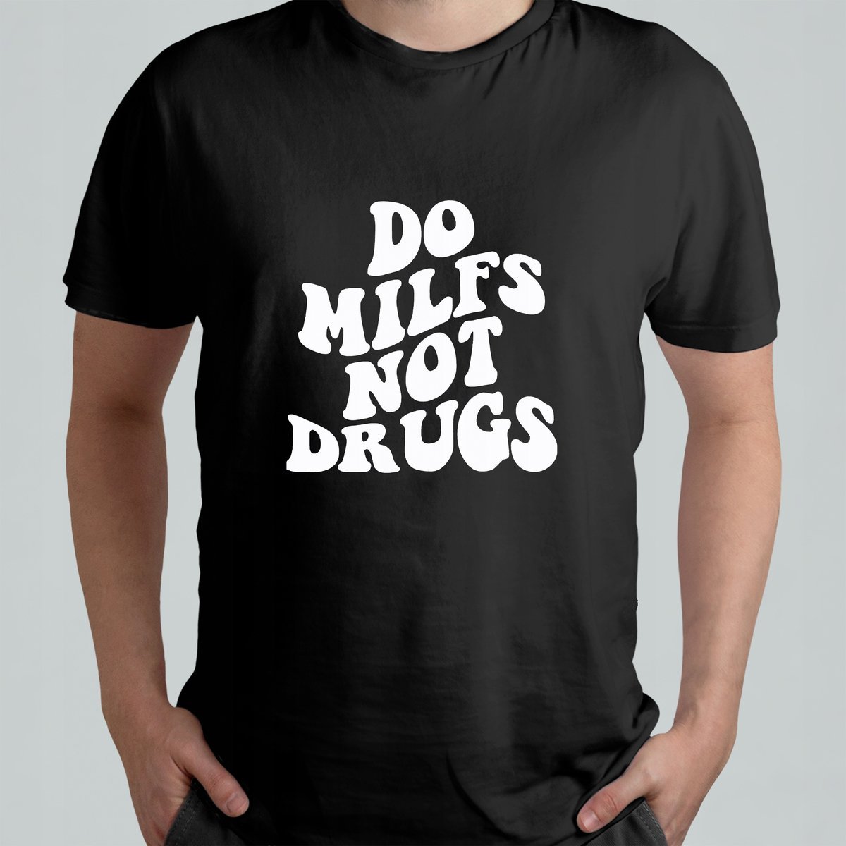 CZARNA KOSZULKA Z NADRUKIEM MĘSKA ŚMIESZNA T-SHIRT DO MILFS NOT DRUGS r. L