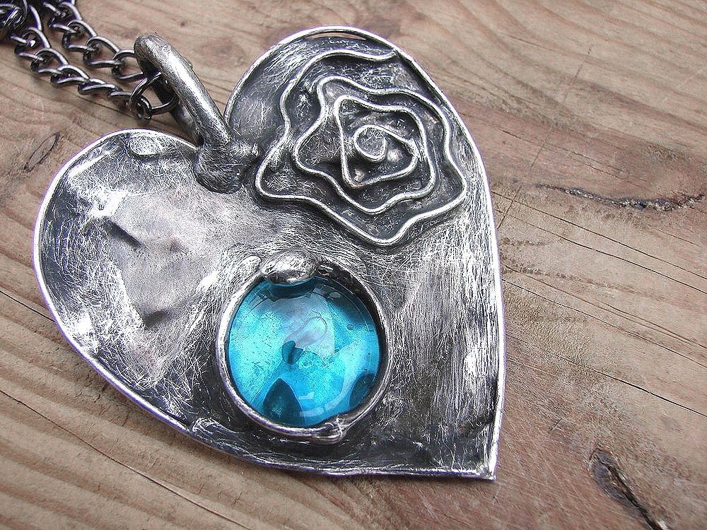 Wisior serce z turkusowym akcentem na łańcuszku