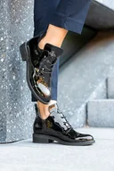 Botki damskie - Czarne botki lakierowane damskie z muchą wycięcia po bokach Casu D212X15-BP - miniaturka - grafika 1