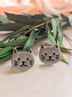 Kolczyki - Kolczyki sztyfty szare kotki, akcesoria z motywem kota, kot brytyjski - miniaturka - grafika 1
