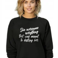 Bluzy damskie - CZARNA BLUZA DAMSKA Dresowa SHE OVERCAME ZABAWNE WZORY Rozmiar XL - miniaturka - grafika 1