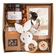 Zestawy upominkowe - PREZENT dla Młodej Mamy i dziecka świeca o zapachu 800+, gryzak i herbatka MW - miniaturka - grafika 1