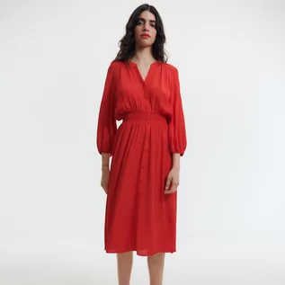 Sukienki - Reserved Sukienka midi z wiskozy - Czerwony - grafika 1