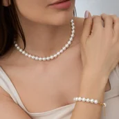 Zestawy biżuterii dla kobiet - Komplet biżuterii "Born in the Sea" z białych pereł 8mm oraz srebra 925 pozłacanego (naszyjnik + bransoletka) - miniaturka - grafika 1