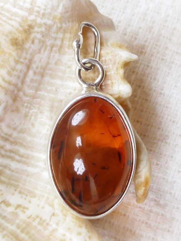 Wisiorek srebrny z bursztynem 600-25