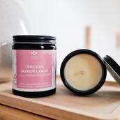 Świece - Świeca sojowa ŚRODA DZIEŃ LODA - świeca sojowa zapachowa - 180 ml - miniaturka - grafika 1