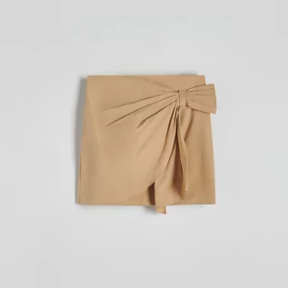 Spódnice - Reserved - Spódnica mini z ozdobnym marszczeniem - Beżowy - grafika 1